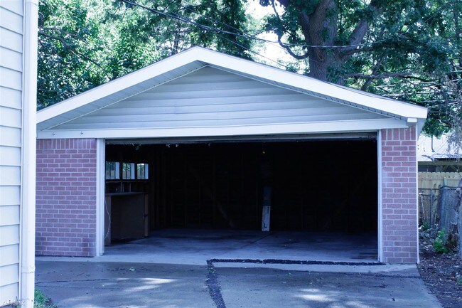 Building Photo - 3 br, 1 bath House - 19054 E 13 Mile Rd