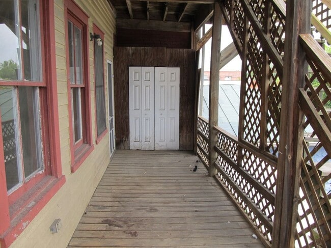 Building Photo - 807 Caroline St