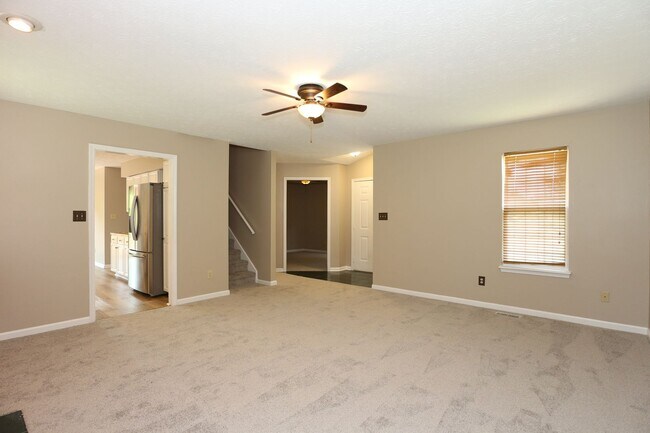 Foto del edificio - Large 5 Bedroom Westfield Home!