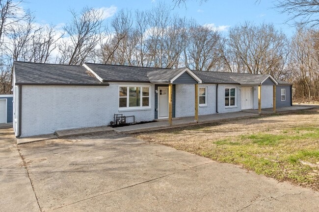 Building Photo - 136 W Rossview Rd