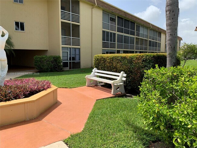 Foto del edificio - 600 Village Green Ct