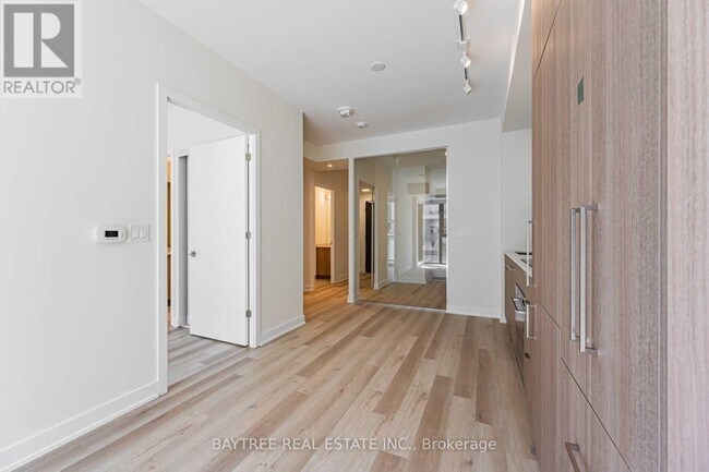 Photo du bâtiment - 840 St Clair Ave W