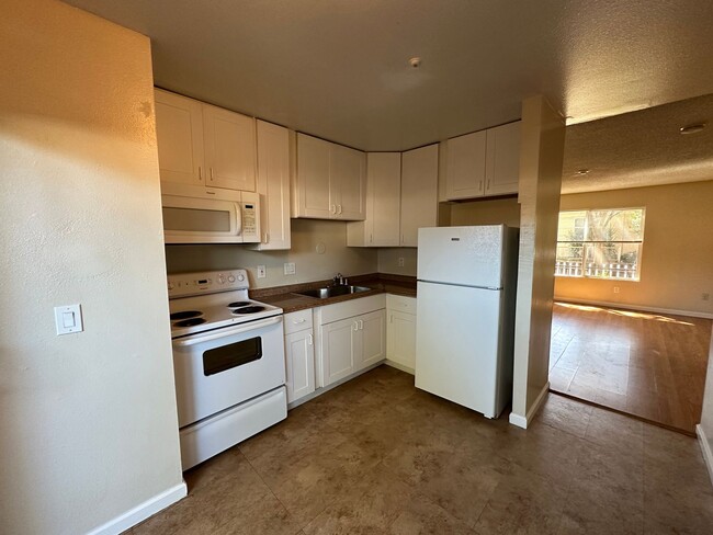 Building Photo - Cozy Charm & Modern Comfort: Spacious 1-Be...