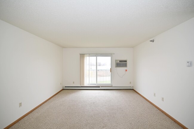 Building Photo - Hillcrest Apartments