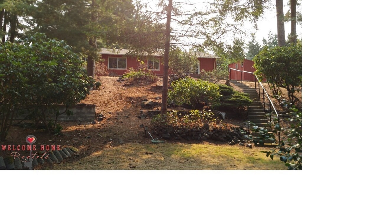 Primary Photo - 4 bedroom rambler with private lake access!