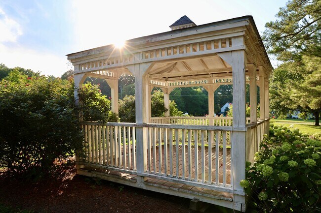 Foto del edificio - Charming Brick Ranch on 2.25 Private Acres