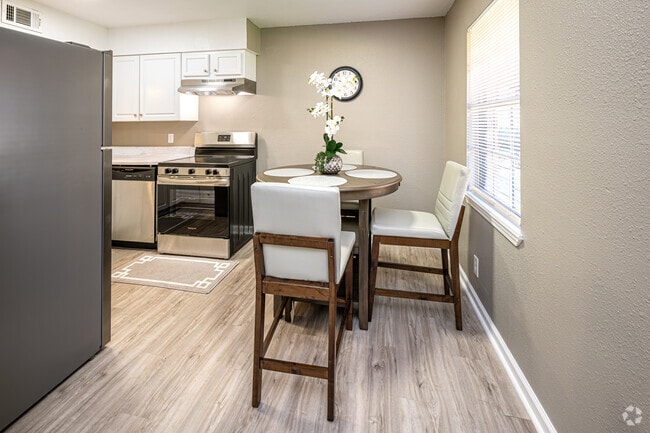 2BR, 1BA - 865SF - Dining Room - Bayou Apartments