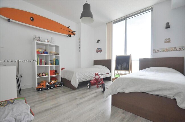 Foto del edificio - 79 SW 12th St