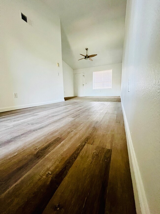 Foto del edificio - 461 W Holmes Ave