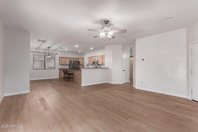 Foto del edificio - 16952 W Young St