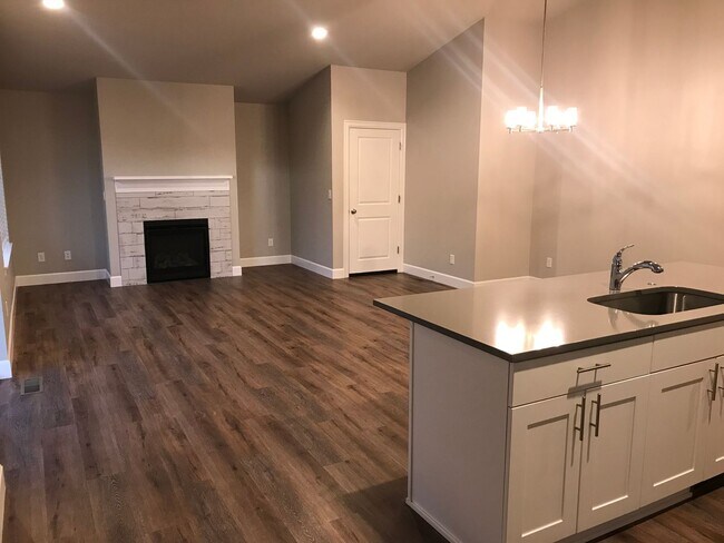 Foto del edificio - Newer Construction with High End Finishes