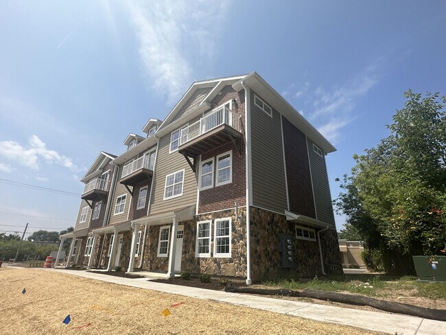 Building Photo - 208 Grand Ave