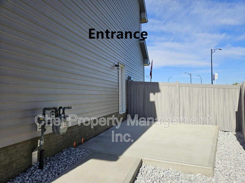 Photo principale - 19214-1922A 22A Ave NW