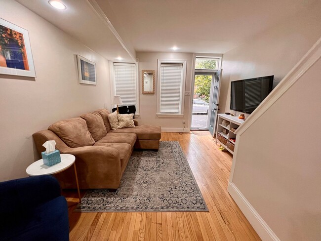 Foto del edificio - Gorgeous 2-Bedroom Townhouse with Finished...