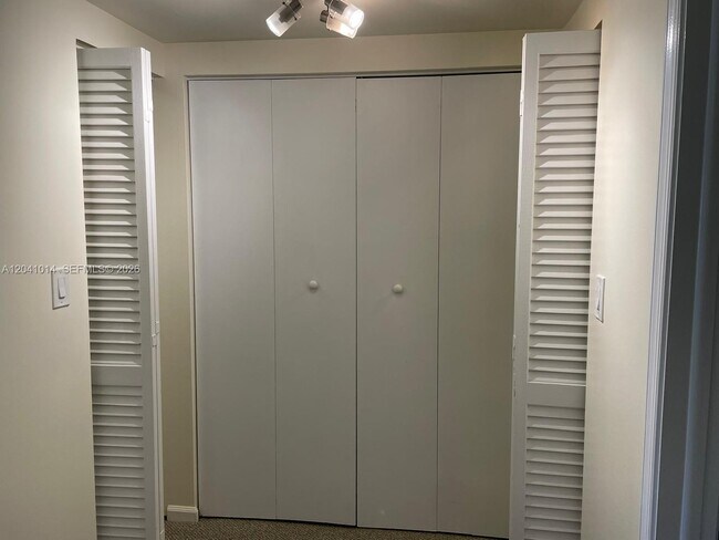 Building Photo - 155 Ocean Ln Dr