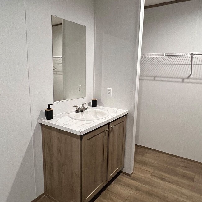 Foto del edificio - 16800 Jessica Rd