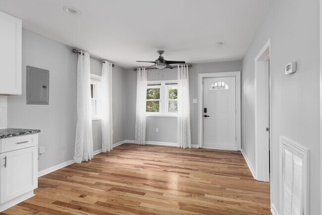 Foto del edificio - Cute 2 Bedroom Home in Buena Vista - 5 min...