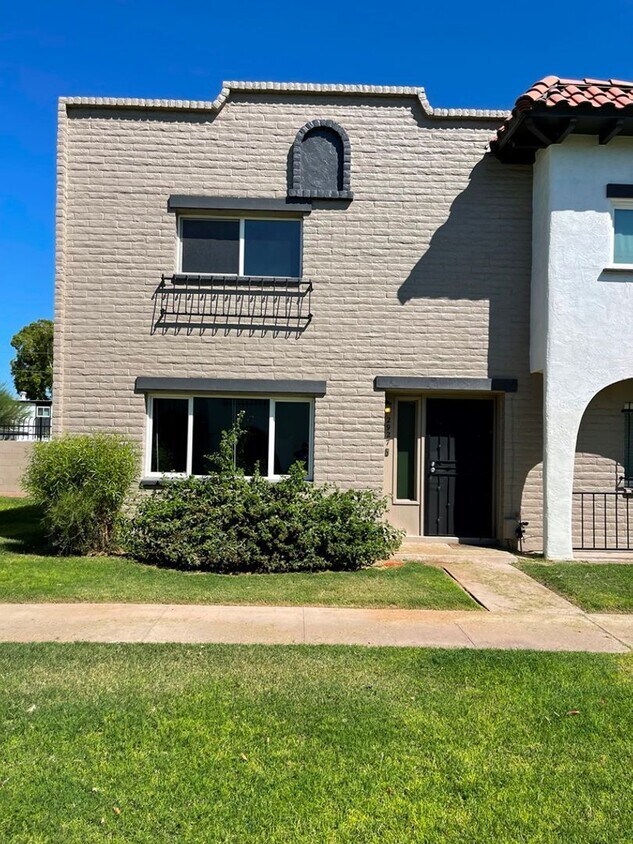 Primary Photo - 2927 E Fairmount Ave