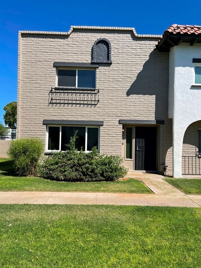 Photo - 2927 E Fairmount Ave Townhome