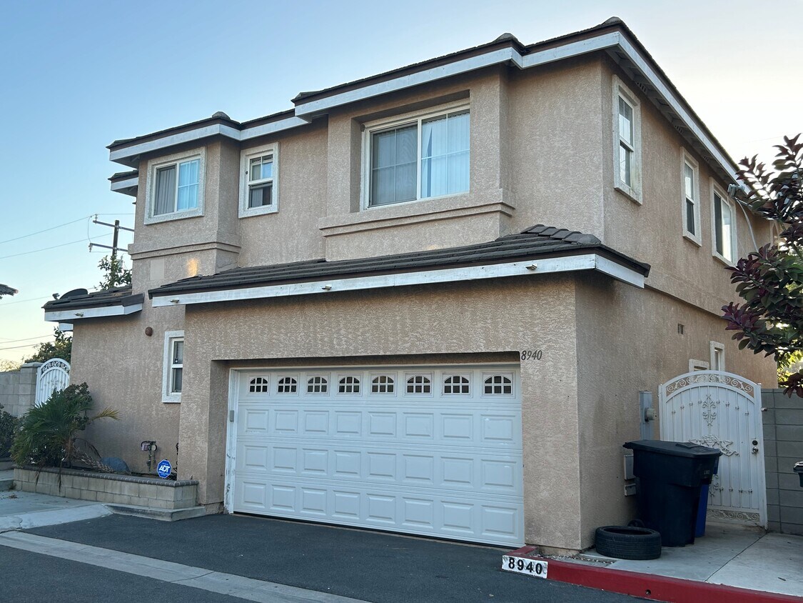 Foto principal - 8940 Deira Ln