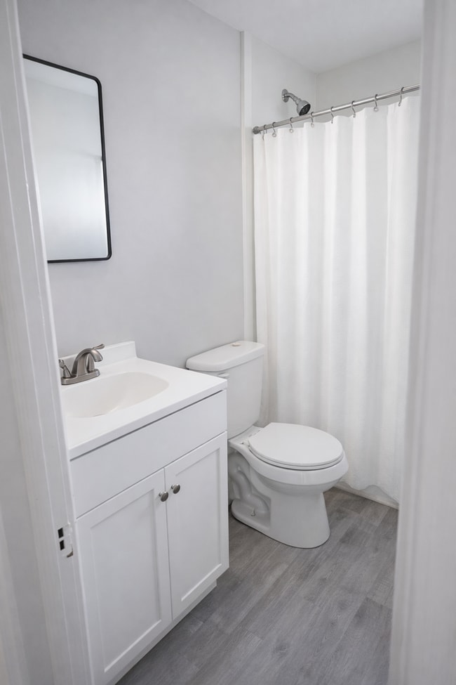 Building Photo - 2BR Canton Duplex