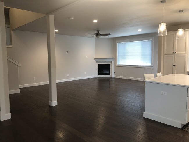 Building Photo - 815 SW Iyla Ct
