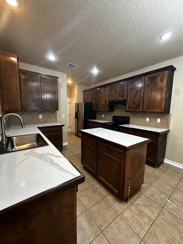 Building Photo - 3052 Pine Valley Dr