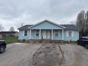 Building Photo - 123 Village Cir