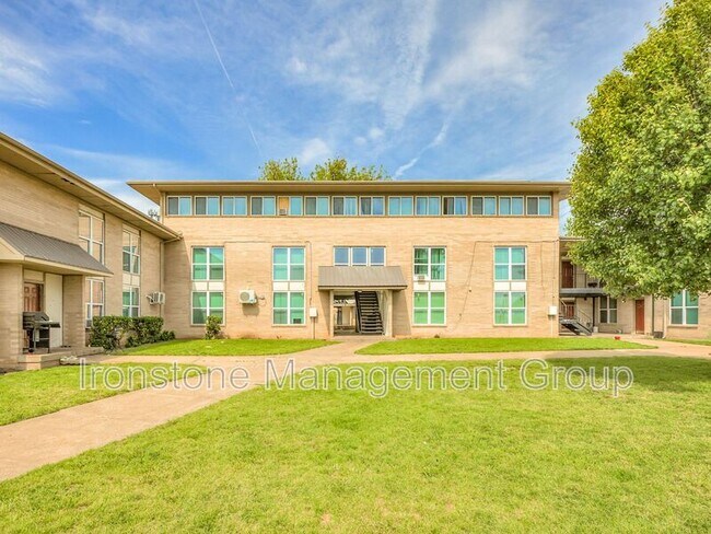 Building Photo - 1402 SW 59th St