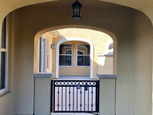 Foto del edificio - Wow, A Woodbury 3 BD, 2.5 BA Townhome