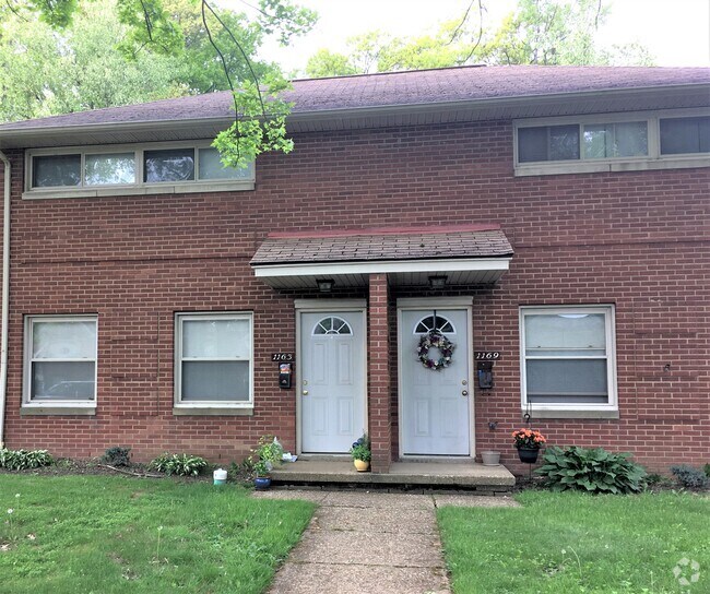 Britt Acres Apartments for Rent with Hardwood Floors Cuyahoga Falls