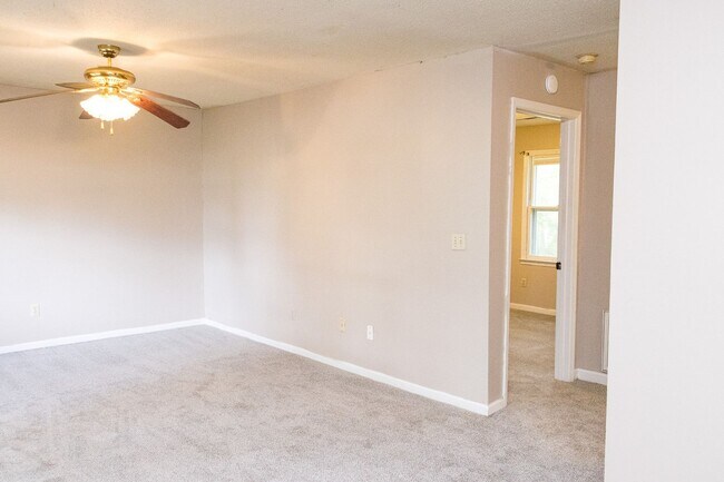 Foto del edificio - 5603 Pinelawn Ave