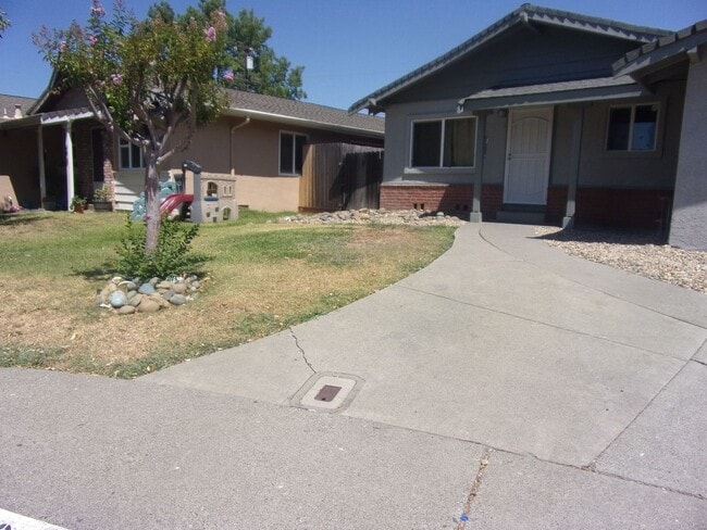Building Photo - 265 Solano Ln