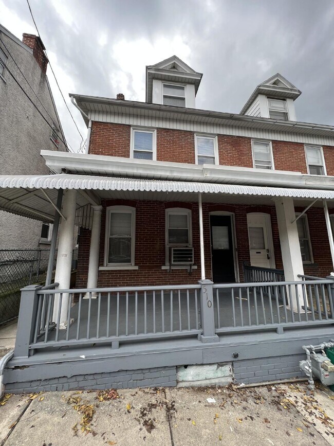 Building Photo - Off-Campus Student Housing Available June ...