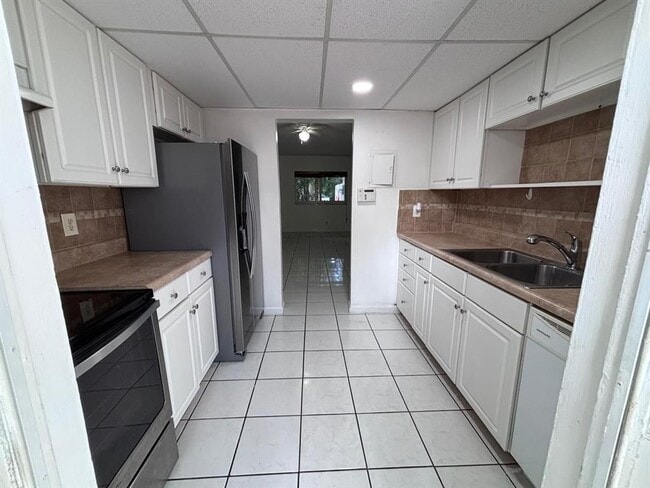 Building Photo - 1407 NE 56th St