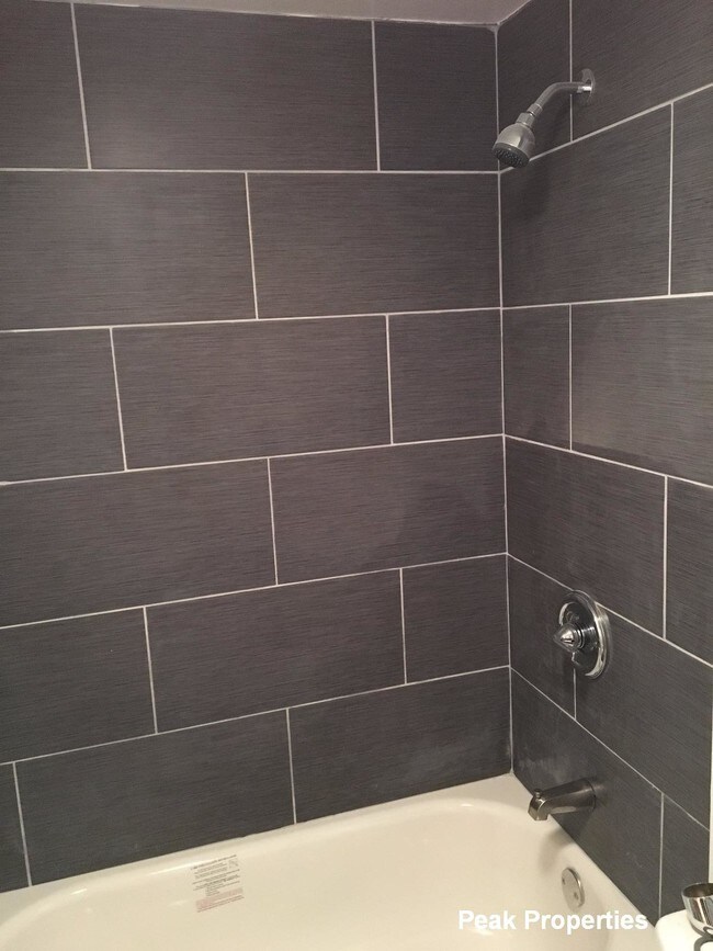 Building Photo - 2026 W Webster Ave