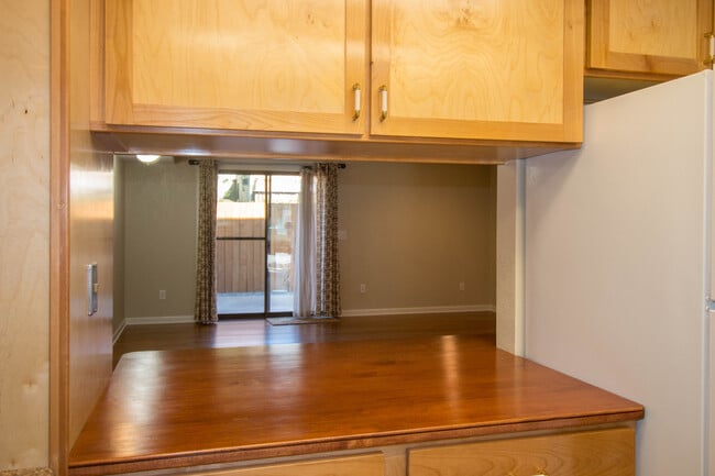 Building Photo - Beautifully Upgraded Condo