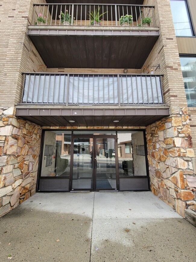 314 Palisade Ave Unit 4B, Cliffside Park, NJ 07010 Condo for Rent in Cliffside Park, NJ