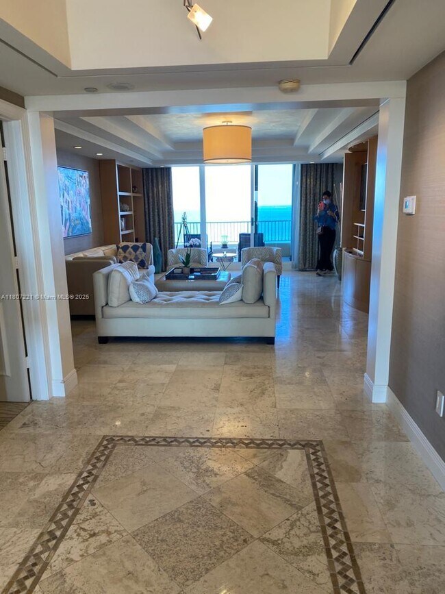 Foto del edificio - 785 Crandon Blvd