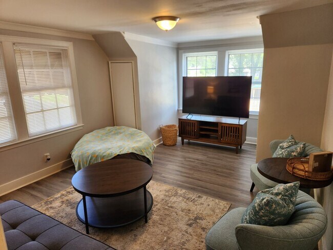Building Photo - Cozy Apartment located near UAMS!