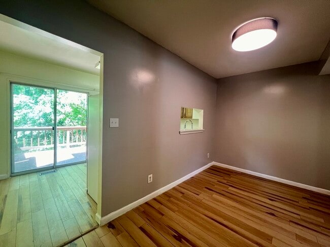 Building Photo - 9038 Pickwick Village Terrace