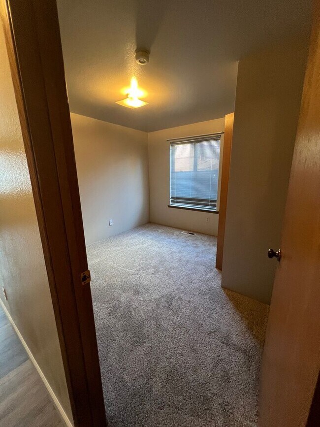 Foto del edificio - 1017 N Baker Ave