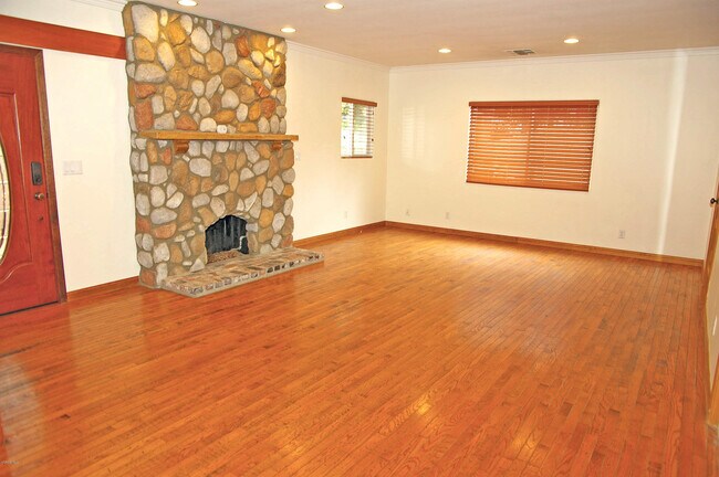 Building Photo - 268 Lake Sherwood Dr