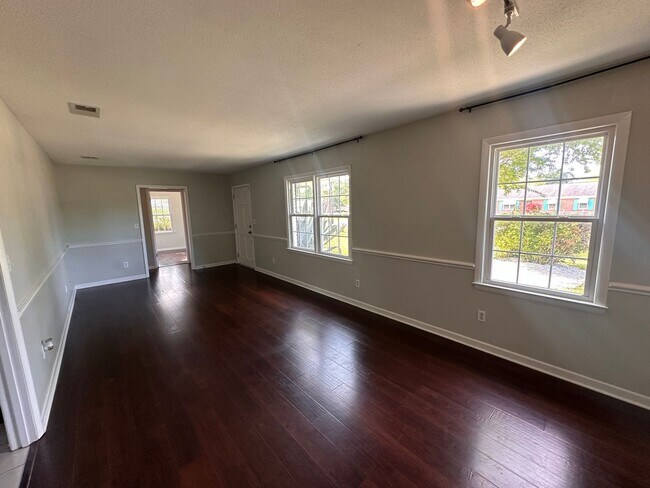 Building Photo - Three Bedroom Home with Fenced Private Yard