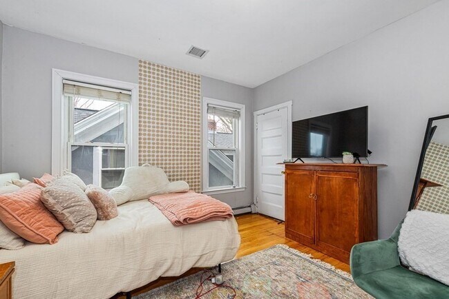 Foto del edificio - 9/1/26 Renovated 4BR/2BA in Mission Hill, w/d in unit