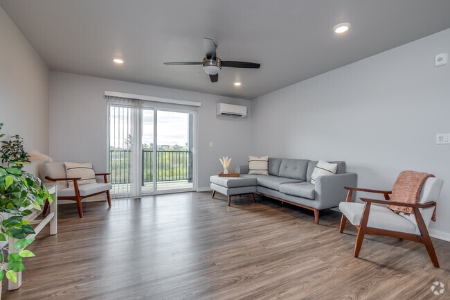 2BR, 2BA - 948SF - Living Room - Legacy Creekside Apartments