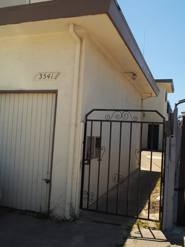 Building Photo - 3541 Davis St