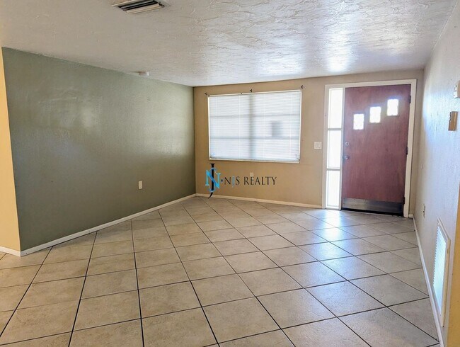 Foto del edificio - Gorgeous 2/1/1 1100 Sq. Ft. with HUGE kitc...