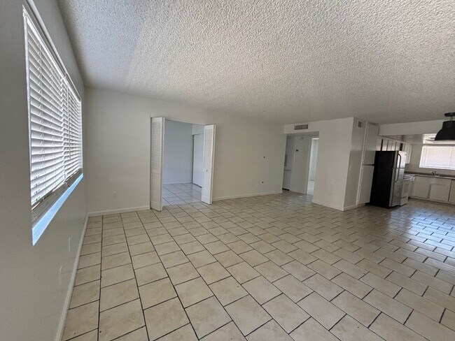 Foto del edificio - 2 BEDROOM 1 BATH SINGLE LEVEL WITH PRIVATE...