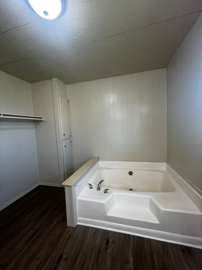 Building Photo - 3 Bedroom, 2 Bathroom Manufactured Home - ...